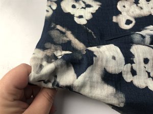 Gauze - florlet dobbelt gauze med fint tryk i marine / offwhite